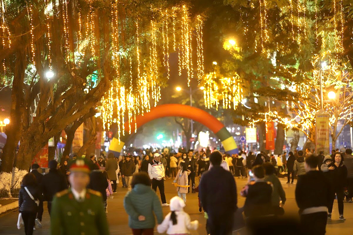 Tối 30/12, không gian phố đi bộ Trần Nhân Tông và các khu vực phụ cận chính thức được diễn ra sau khi UBND quận Hai Bà Trưng (TP Hà Nội) tổ chức lễ khai trương.