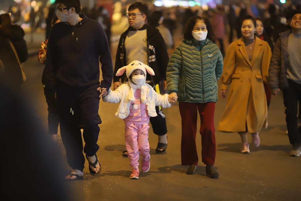 Từ rất sớm, người dân Thủ đô đã đến với không gian phố đi bộ Trần Nhân Tông và các khu vực phụ cận.