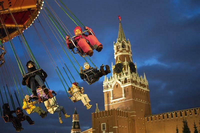 Trong khi đ&oacute;, tại nước Nga, thủ đ&ocirc; Moscow đ&atilde; hủy m&agrave;n tr&igrave;nh diễn ph&aacute;o hoa truyền thống sau khi Thị trưởng Sergei Sobyanin tham khảo &yacute; kiến người d&acirc;n về h&igrave;nh thức đ&oacute;n năm mới 2023. 
Ảnh: Trẻ em vui chơi tại khu chợ Gi&aacute;ng sinh tại Quảng trường Đỏ, Moscow ng&agrave;y 25/12. Ảnh - AFP