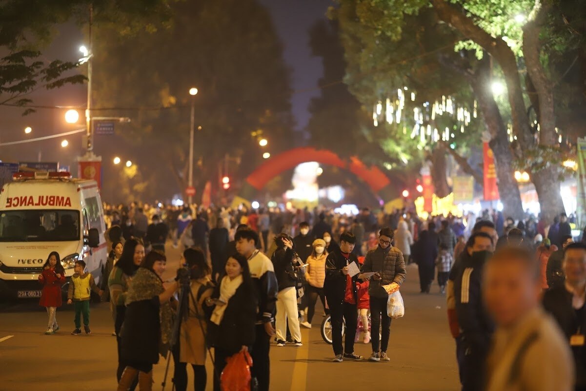 Ghi nhận thực tế của PV cho thấy, dù thời tiết ở Hà Nội đêm qua xuống 13 độ C, nhưng nhiều hoạt động tại không gian phố đi bộ Trần Nhân Tông và các khu vực phụ cận vẫn diễn ra đến tận khuya, thu hút đông đảo du khách.