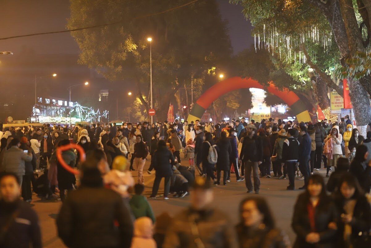 "Con gái tôi đọc báo biết được, tối nay phố đi bộ Trần Nhân Tông bắt đầu khai trương nên cả gia đình đã ăn cơm sớm hơn để đến đây vui chơi. Dù thời tiết lạnh nhưng các thành viên trong gia đình tôi rất hào hứng", chị Nguyễn Quỳnh Anh (quận Đống Đa, TP Hà Nội) cho hay.