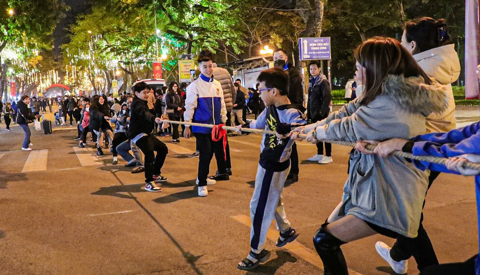 Trò chơi kéo co, một trong các hoạt động vui chơi, nghệ thuật tại không gian phố đi bộ Trần Nhân tông và các khu vực phụ cận.