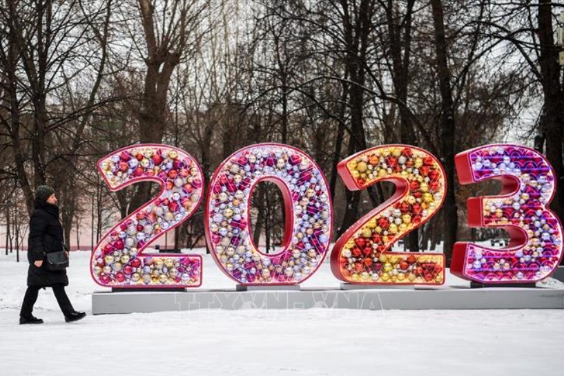 B&agrave; Irina Shapovalova, 51 tuổi, người d&acirc;n Moscow, cho biết mong ước lớn nhất trong năm 2023 của b&agrave; l&agrave; &ldquo;kh&ocirc;ng kh&iacute; h&ograve;a b&igrave;nh&rdquo;. 
Trong khi đ&oacute;, đ&agrave;i truyền h&igrave;nh nh&agrave; nước Nga VGTRK cam kết mang đến kh&ocirc;ng kh&iacute; năm mới cho người d&acirc;n bất chấp thay đổi trong đất nước v&agrave; tr&ecirc;n thế giới. 
Ảnh: Đường phố Moscow trang ho&agrave;ng đ&oacute;n năm mới 2023. Ảnh - TTXVN