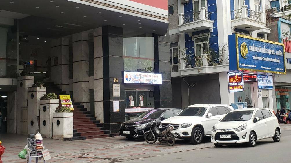 &Ocirc; t&ocirc; đỗ th&agrave;nh h&agrave;ng 2 tr&ecirc;n vỉa h&egrave;, chắn to&agrave;n bộ phần đường d&agrave;nh cho người đi bộ ở đường Nguyễn Đức Cảnh, quận L&ecirc; Ch&acirc;n.