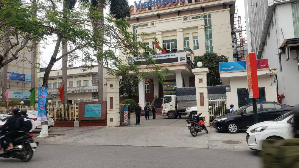 Trao đổi với PV, đại diện Sở GTVT Hải Ph&ograve;ng cho biết, việc c&aacute;c xe &ocirc; t&ocirc; đỗ tr&ecirc;n vỉa h&egrave; l&agrave; vi phạm quy định.