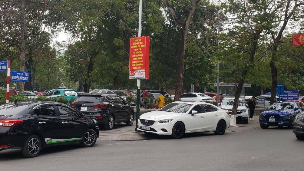 &ldquo;'Đối với 1 số cơ quan c&oacute; bộ phận tiếp d&acirc;n th&igrave; được ưu ti&ecirc;n đỗ xe &ocirc; t&ocirc; tr&ecirc;n vỉa h&egrave; khi trụ sở kh&ocirc;ng c&oacute; chỗ để xe &ocirc; t&ocirc;. Nếu trước cửa văn ph&ograve;ng, cửa h&agrave;ng&hellip; th&igrave; chỉ đỗ kh&ocirc;ng qu&aacute; 5 ph&uacute;t v&agrave; phải đảm bảo ATGT", vị đại diện cho hay.