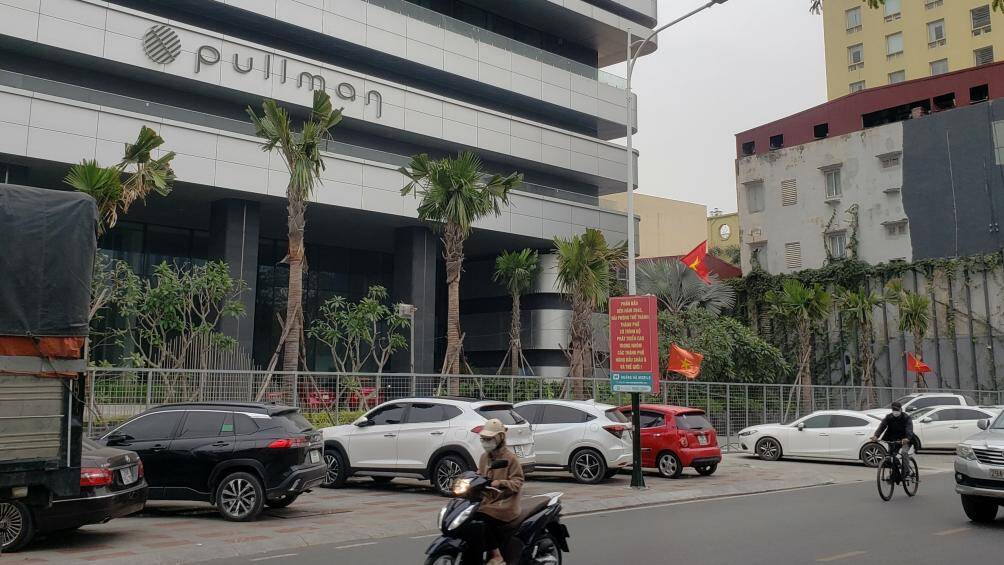 H&agrave;ng loạt &ocirc; t&ocirc; đỗ tr&ecirc;n vỉa h&egrave; ở đường Trần Ph&uacute;, đoạn trước cửa kh&aacute;ch sạn Pullman.