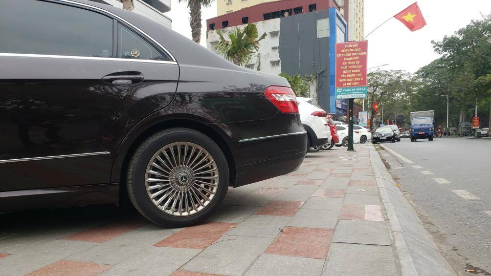 "T&ocirc;i cũng kh&ocirc;ng r&otilde; v&igrave; sao một số vỉa h&egrave; được cải tạo như Trần Ph&uacute;, Trần Hưng Đạo, Nguyễn Đức Cảnh, Ho&agrave;ng Văn Thụ, Đinh Ti&ecirc;n Ho&agrave;ng lại c&oacute; nhiều &ocirc; t&ocirc; đỗ thường xuy&ecirc;n như vậy m&agrave; kh&ocirc;ng bị xử l&yacute;. V&igrave; &ocirc; t&ocirc; chiếm hết vỉa h&egrave;, việc di chuyển của người d&acirc;n bị chặn hết, phải đi xuống l&ograve;ng đường n&ecirc;n rất nguy hiểm", anh Chung, người d&acirc;n ở TP Hải Ph&ograve;ng cho biết.