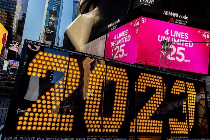 Quảng trường Thời đại, New York được trang tr&iacute; h&ocirc;m 20/12 để ch&agrave;o đ&oacute;n năm mới 2023. Ảnh - AP