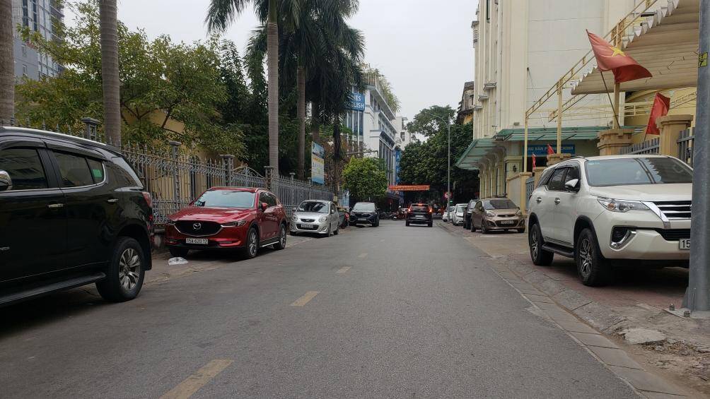 Trong những ng&agrave;y cuối th&aacute;ng 12/2022, PV B&aacute;o Giao th&ocirc;ng li&ecirc;n tục ghi nhận h&agrave;ng loạt xe &ocirc; t&ocirc; dừng đỗ sai quy định tr&ecirc;n vỉa h&egrave; ở nhiều tuyến đường tr&ecirc;n địa b&agrave;n TP Hải Ph&ograve;ng.