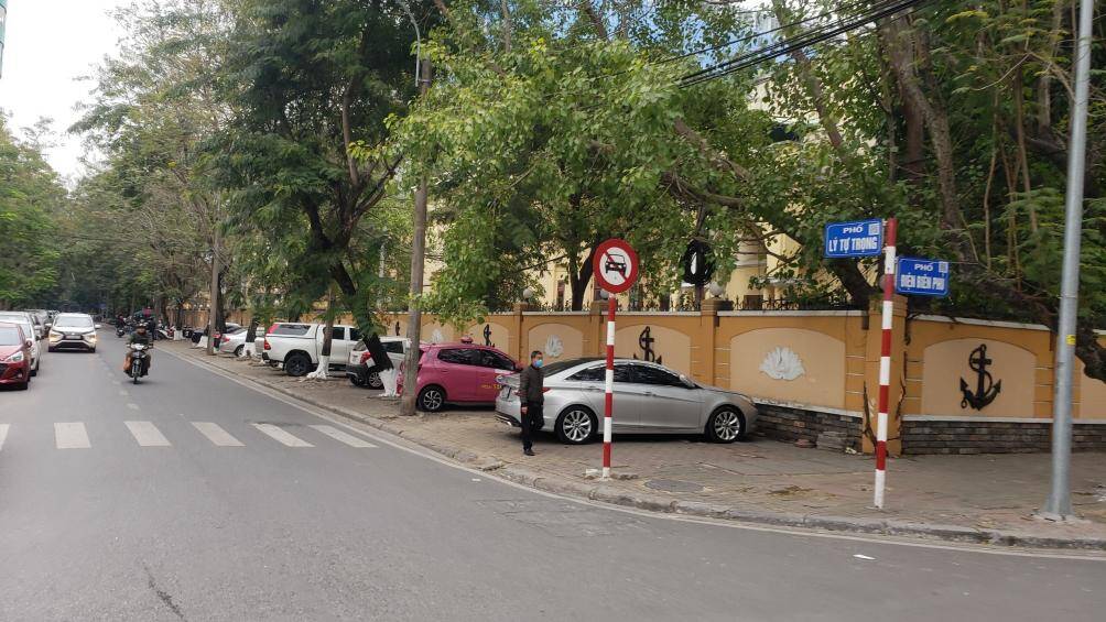 Qu&aacute; tr&igrave;nh ghi nhận, mặc d&ugrave; c&aacute;c xe &ocirc; t&ocirc; đỗ tr&agrave;n lan tr&ecirc;n vỉa h&egrave; nhiều giờ, tuy nhi&ecirc;n PV kh&ocirc;ng thấy lực lượng chức năng tuần tra, xử l&yacute; để đảm bảo ATGT.