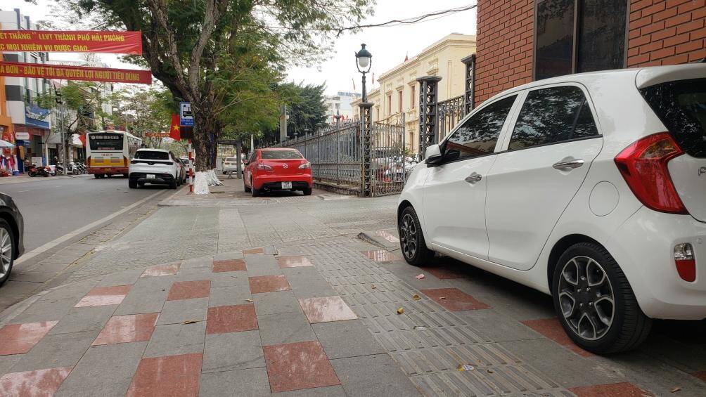 Việc đỗ xe g&acirc;y mất ATGT, mỹ quan đ&ocirc; thị khiến người d&acirc;n bức x&uacute;c n&agrave;y tập trung ở một số quận như Ng&ocirc; Quyền, Hồng B&agrave;ng, L&ecirc; Ch&acirc;n...