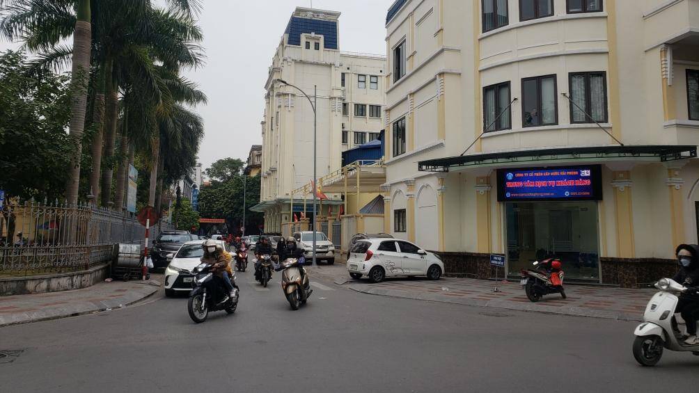 Đ&aacute;ng ch&uacute; &yacute;, c&aacute;c xe &ocirc; t&ocirc; c&ograve;n đỗ tr&ecirc;n một số vỉa h&egrave; vừa mới được cải tạo với tổng mức đầu tư hơn 195 tỷ đồng như Trần Ph&uacute;, Trần Hưng Đạo, Nguyễn Đức Cảnh, Ho&agrave;ng Văn Thụ, Đinh Ti&ecirc;n Ho&agrave;ng...