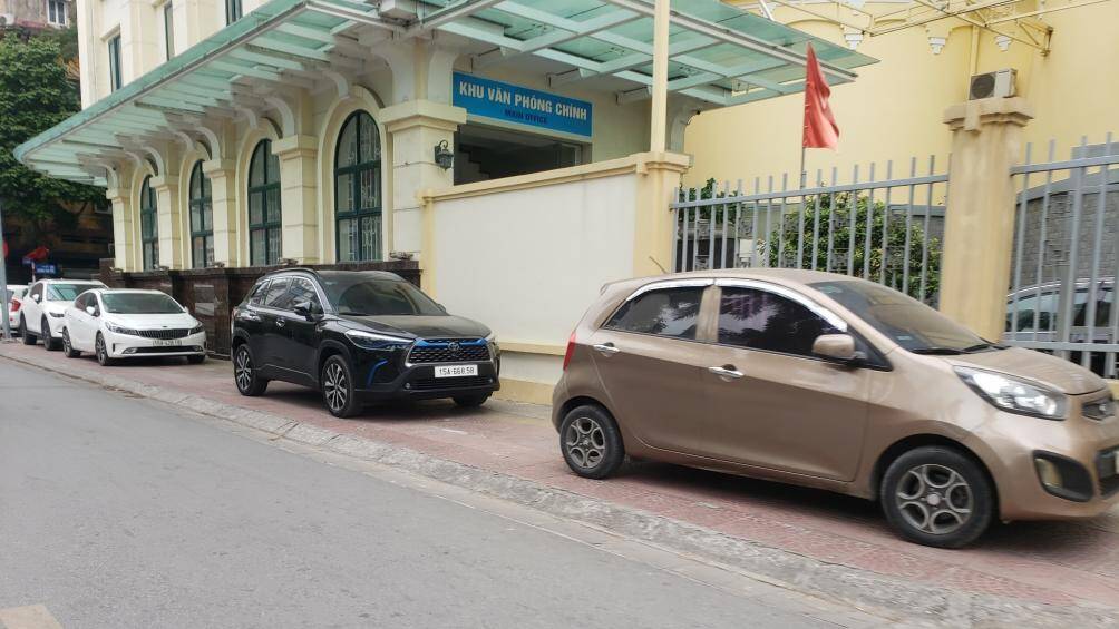 Những chiếc xe &ocirc; t&ocirc; cũng nối đu&ocirc;i nhau đỗ k&iacute;n vỉa h&egrave; ở tuyến phố Phan Chu Trinh.