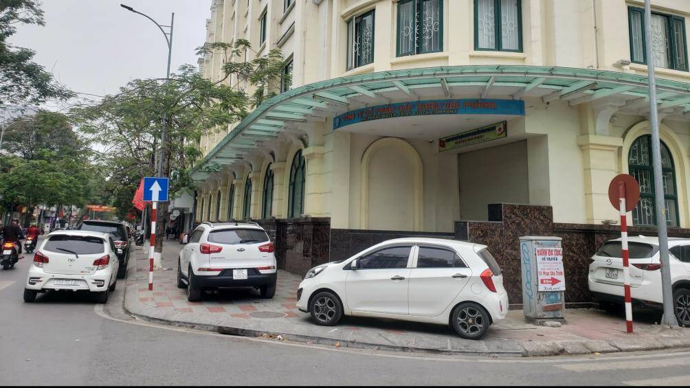 Thậm ch&iacute; ở tuyến phố Ho&agrave;ng Văn Thụ, c&oacute; đoạn vỉa h&egrave; &ocirc; t&ocirc; đỗ th&agrave;nh h&agrave;ng 2, h&agrave;ng 3.