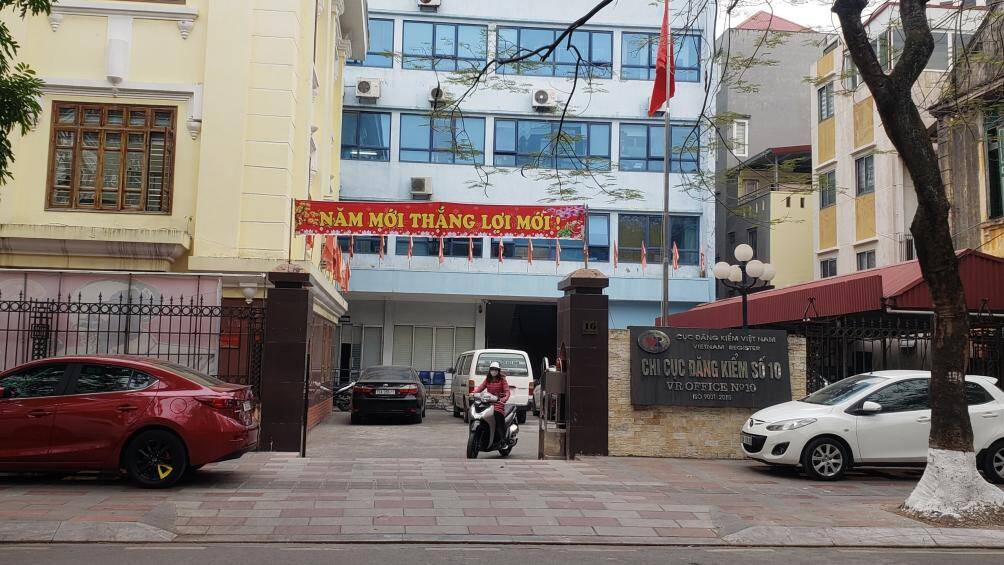 &Ocirc; t&ocirc; đỗ tr&ecirc;n vỉa h&egrave; cũng xuất hiện ở khu vực cổng một số sở, ban, ng&agrave;nh... Việc xe &ocirc; t&ocirc; thường xuy&ecirc;n dừng, đỗ tr&ecirc;n vỉa h&egrave; sẽ ảnh hưởng tới chất lượng, tuổi thọ của mặt đ&aacute; dẫn đến c&ocirc;ng tr&igrave;nh bị hư hỏng, xuống cấp trong thời gian tới