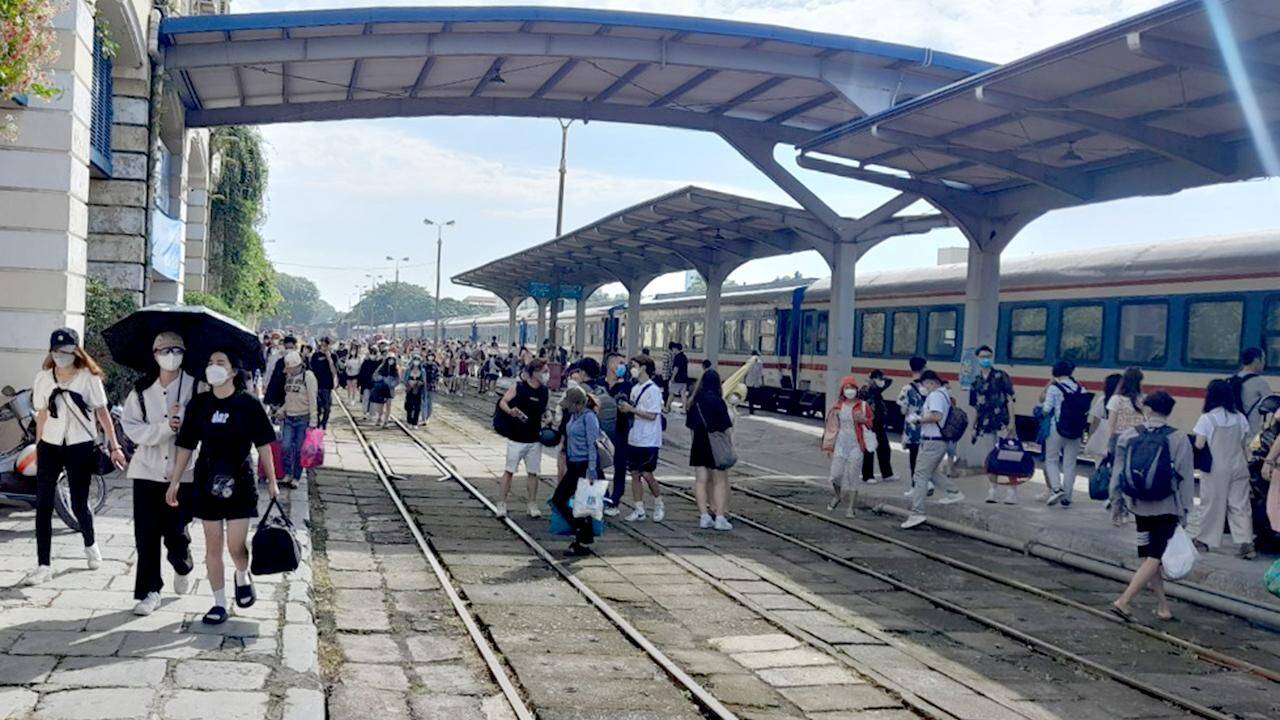 Từ chuyến t&agrave;u đặc biệt đến foodtour ở nh&agrave; ga trăm tuổi