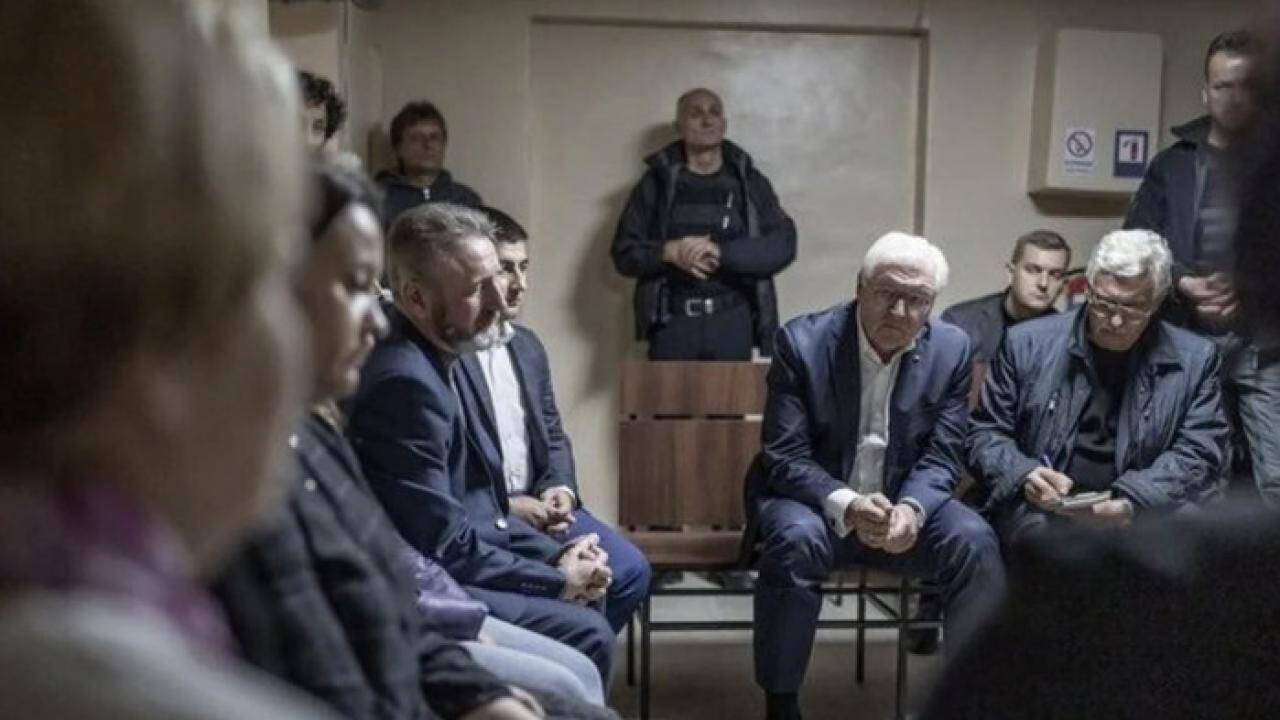 Tổng thống Đức phải xuống hầm tr&uacute; ẩn khi tới thăm Ukraine