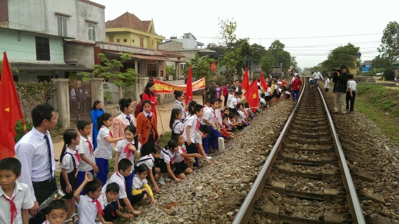 Đoạn đường &ocirc;ng ch&aacute;u c&ugrave;ng chăm giải tỏa điểm n&oacute;ng mất ATGT đường sắt