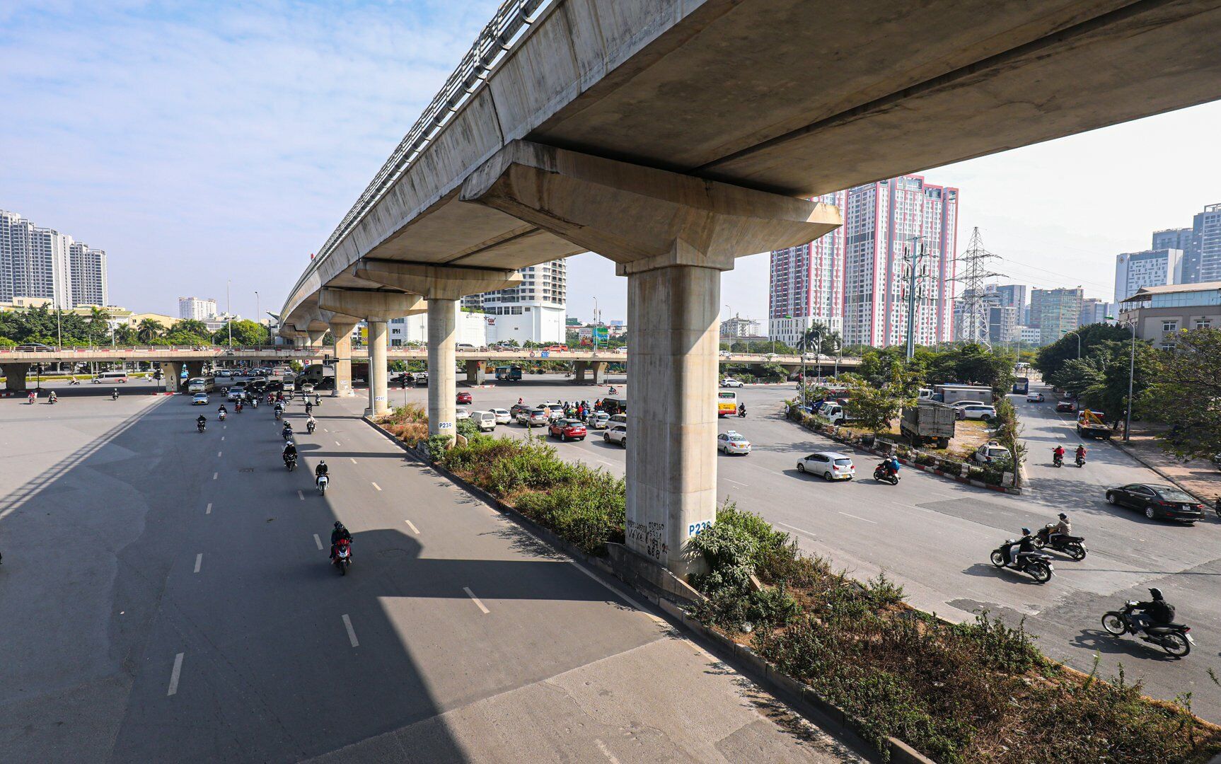 Theo ghi nhận của PV B&aacute;o Giao th&ocirc;ng, trong ng&agrave;y đầu ti&ecirc;n của năm mới 2023, tại n&uacute;t giao Hồ T&ugrave;ng Mậu - Phạm H&ugrave;ng - Phạm Văn Đồng - Xu&acirc;n Thủy, mật độ xe lưu th&ocirc;ng kh&aacute; th&ocirc;ng tho&aacute;ng