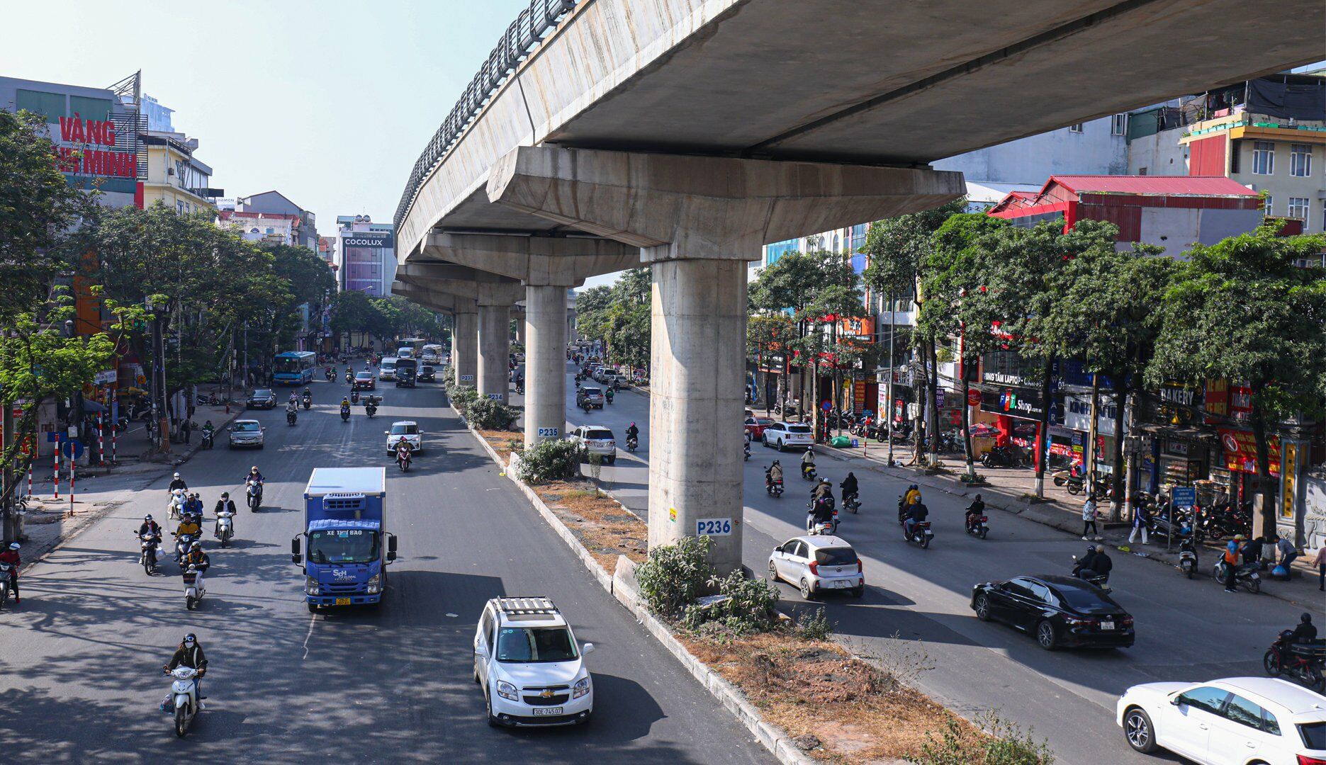 Đường Hồ T&ugrave;ng Mậu hướng v&agrave;o trung t&acirc;m kh&ocirc;ng c&ograve;n &ugrave;n &ugrave;n c&aacute;c d&ograve;ng phương tiện như thường ng&agrave;y