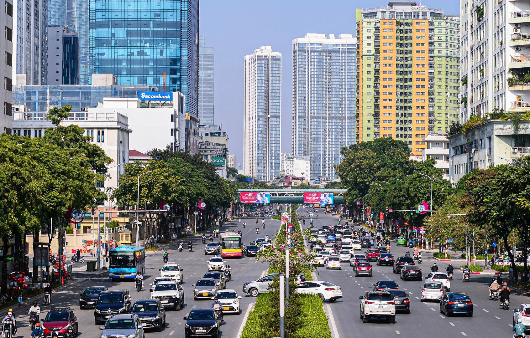 Tại đường Nguyễn Ch&iacute; Thanh, đường phố cũng tho&aacute;ng đ&atilde;ng hơn những ng&agrave;y thường