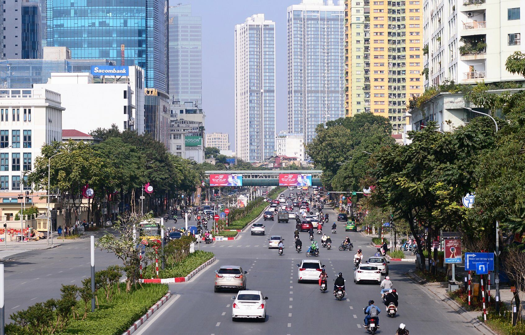 Ở một số thời điểm, xe cộ lưu th&ocirc;ng kh&aacute; thưa thớt