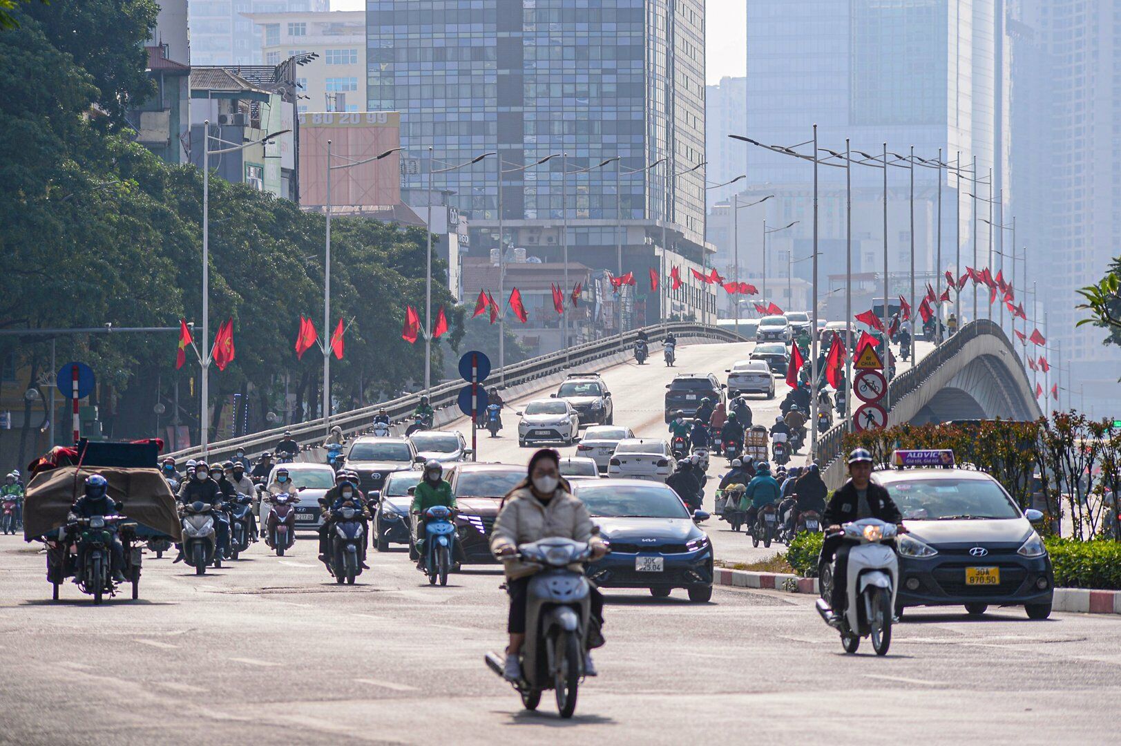 Cầu vượt Ng&atilde; Tư Sở - L&aacute;ng -Trần Duy Hưng - Nguyễn Ch&iacute; Thanh kh&ocirc;ng c&ograve;n cảnh phương tiện ngược xu&ocirc;i, tấp nập.