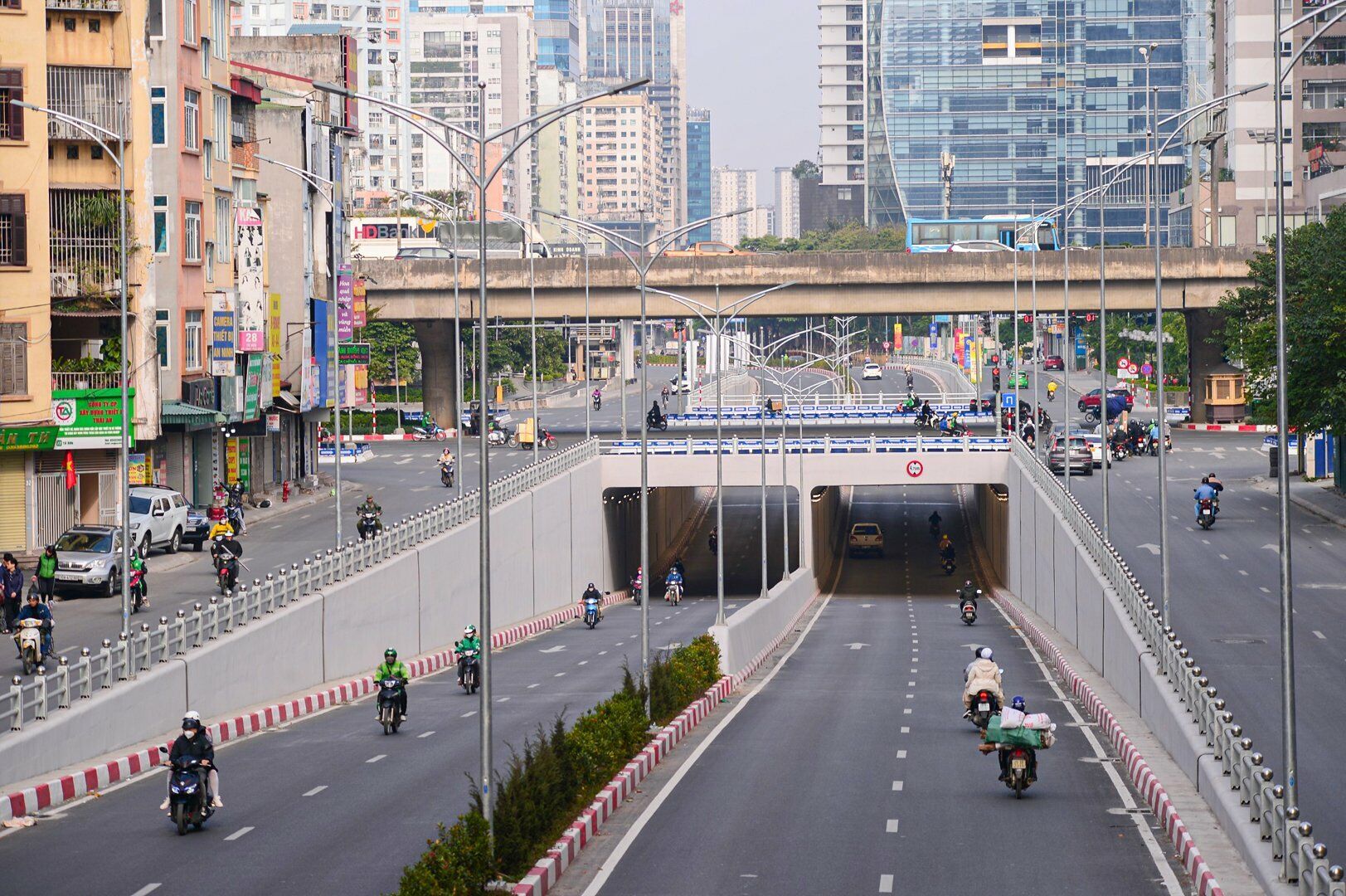 Đợt nghỉ lễ Tết dương lịch năm nay k&eacute;o d&agrave;i 3 ng&agrave;y n&ecirc;n nhiều người d&acirc;n về qu&ecirc; nghỉ lễ, khiến đường phố H&agrave; Nội thưa vắng hơn. Ảnh chụp tại hầm chui L&ecirc; Văn Lương