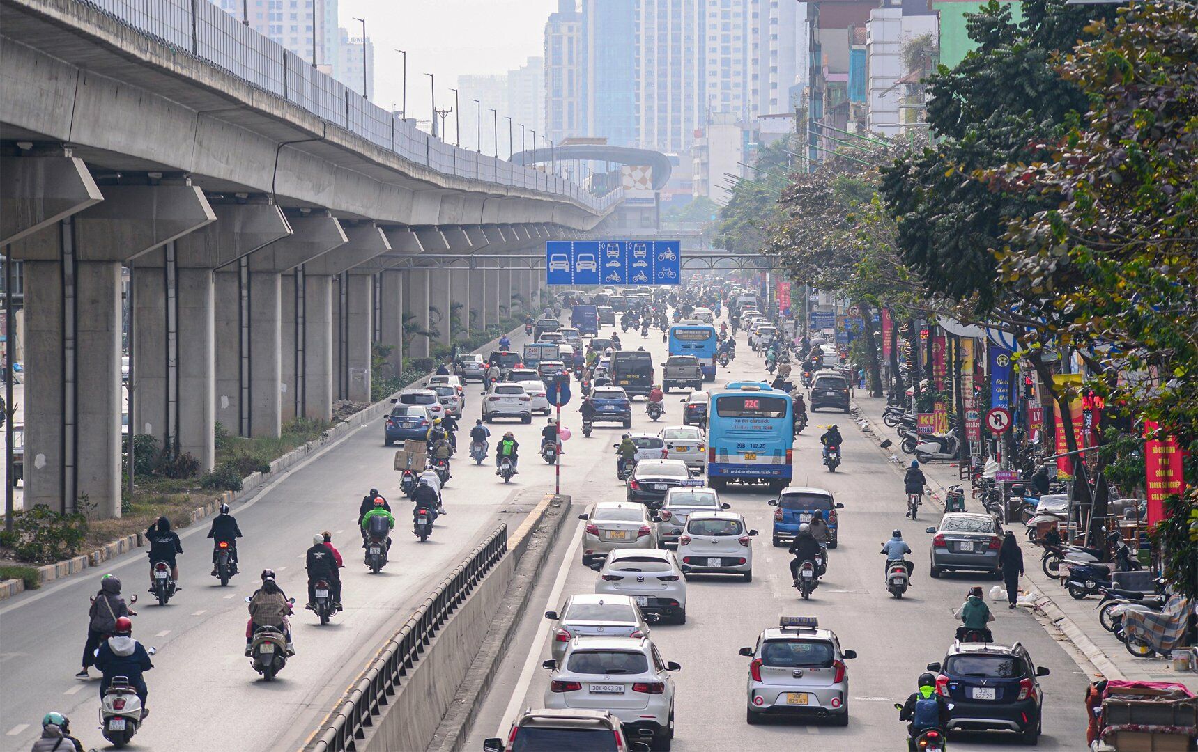 D&ograve;ng phương tiện di chuyển tại đường Nguyễn Tr&atilde;i hướng đi H&agrave; Đ&ocirc;ng, kh&ocirc;ng c&ograve;n cảnh &ugrave;n tắc, chen ch&uacute;c
