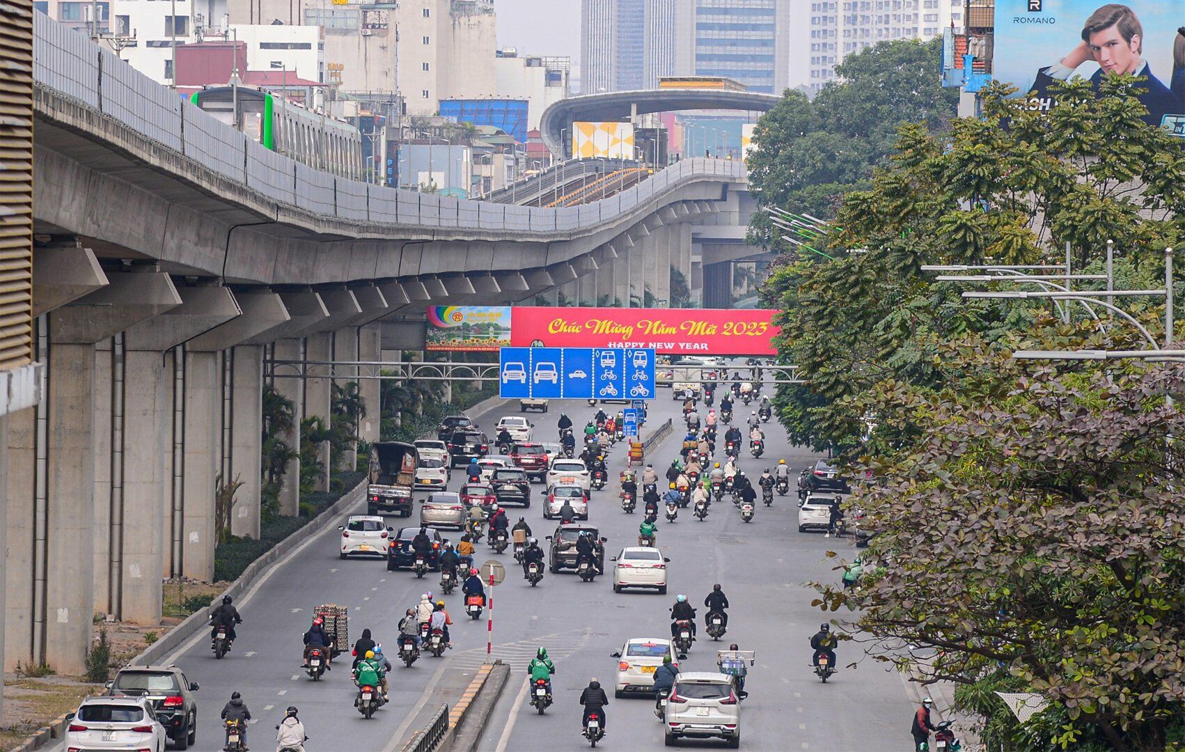 Đường Nguyễn Tr&atilde;i, hướng về giao lộ 4 tầng