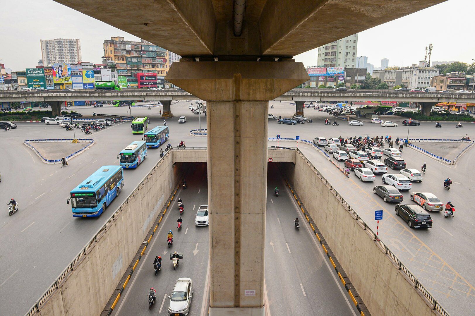 Thời tiết nắng ấm cũng tạo thuận lợi cho những người d&acirc;n lưu th&ocirc;ng tr&ecirc;n đường. Trong ảnh, n&uacute;t giao 4 tầng tại Ng&atilde; tư Khuất Duy Tiến - Nguyễn Tr&atilde;i - Nguyễn Xiển.