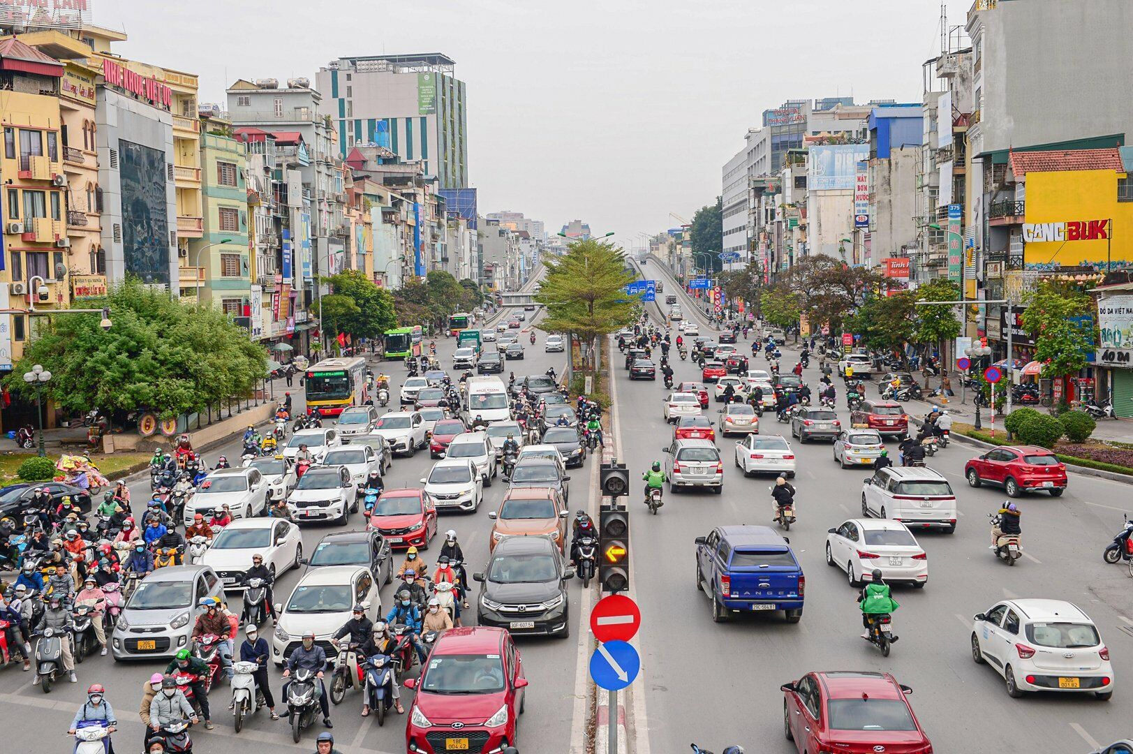 Khu vực hay l&agrave; "điểm n&oacute;ng" giao th&ocirc;ng &ugrave;n tắc như Ng&atilde; Tư Sở h&ocirc;m nay tuy c&oacute; lượng người v&agrave; xe đ&ocirc;ng, nhưng kh&ocirc;ng xảy ra cảnh tượng tắc đường như thường nhật.