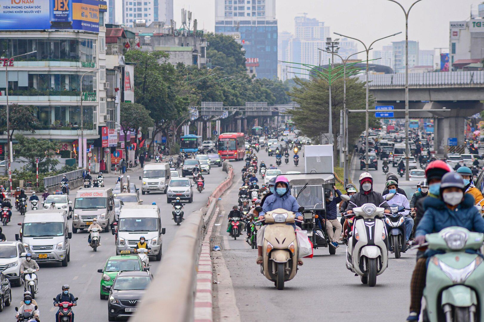 Đoạn đường hướng l&ecirc;n cầu vượt Ng&atilde; Tư Sở, người d&acirc;n di chuyển cũng thoải m&aacute;i hơn.