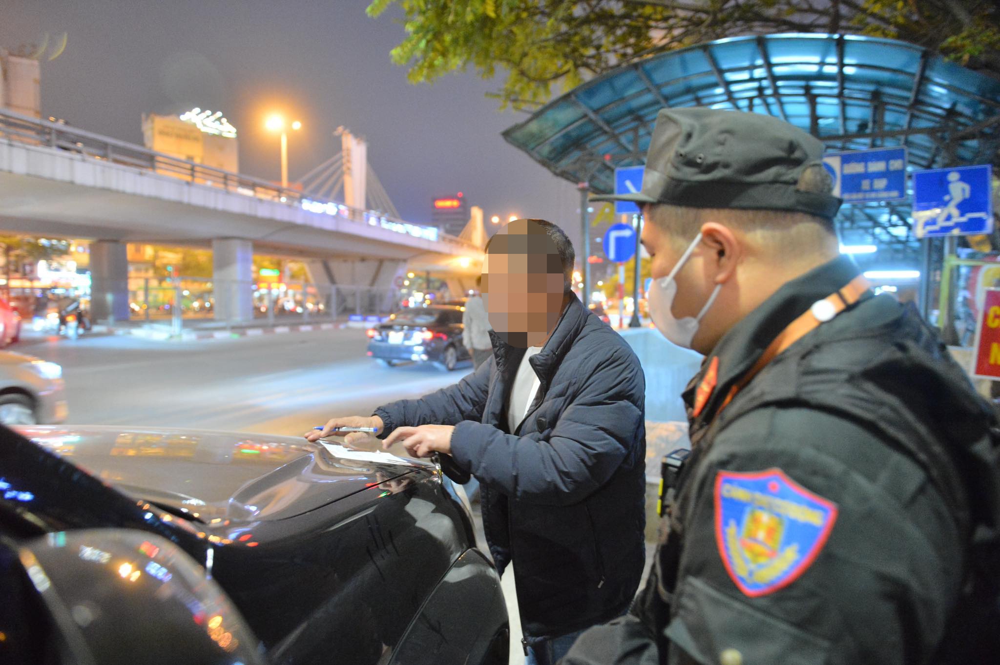Đại t&aacute; Trần Đ&igrave;nh Nghĩa - Trưởng ph&ograve;ng CSGT (C&ocirc;ng an TP H&agrave; Nội) cho biết, năm 2022, c&ocirc;ng t&aacute;c tuần tra kiểm so&aacute;t được lực lượng CSGT c&ocirc;ng an TP H&agrave; Nội li&ecirc;n tục đổi mới, xử l&iacute; nghi&ecirc;m c&aacute;c h&agrave;nh vi vi phạm. So với năm 2021, lực lượng CSGT xử l&iacute; 17.216 trường hợp vi phạm về nồng độ cồn, tăng 8.802 trường hợp, tương ứng 194,61%.