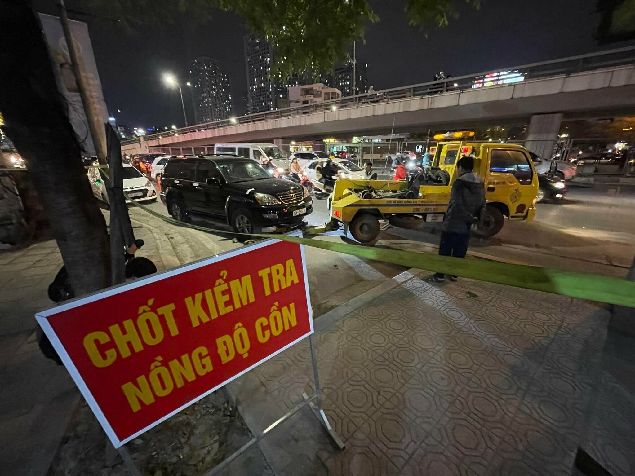 Với lỗi vi phạm n&agrave;y, t&agrave;i xế H.V.T c&oacute; thể bị xử phạt 7 triệu đồng, tước bằng l&aacute;i xe 11 th&aacute;ng v&agrave; tạm giữ phương tiện.