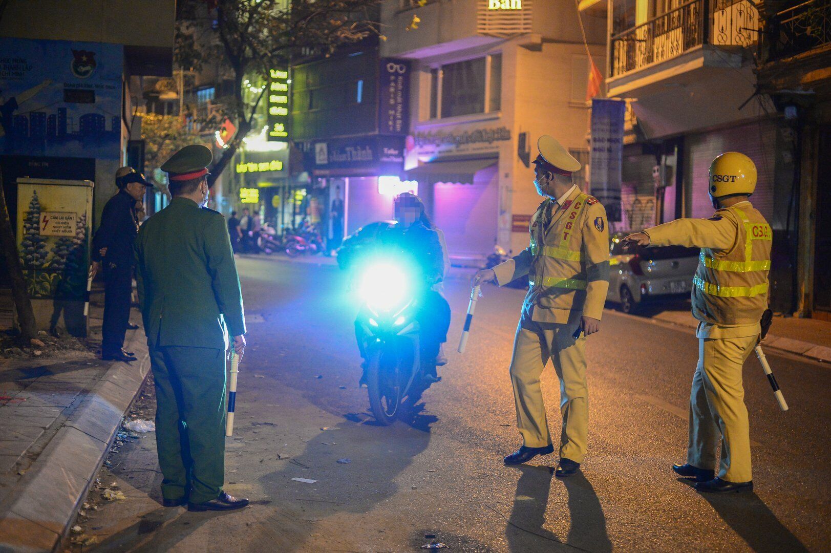 Đ&ecirc;m 4/1, theo ch&acirc;n Tổ c&ocirc;ng t&aacute;c (gồm Đội CSGT - trật tự, C&ocirc;ng an quận Ba Đ&igrave;nh v&agrave; C&ocirc;ng an phường Tr&uacute;c Bạch, quận Ba Đ&igrave;nh, TP H&agrave; Nội), PV B&aacute;o Giao th&ocirc;ng đ&atilde; ghi nhận nhiều trường hợp l&aacute;i xe vi phạm nồng độ cồn, nhiều trường hợp vi phạm mức cao tại phố Ph&oacute; Đức Ch&iacute;nh.