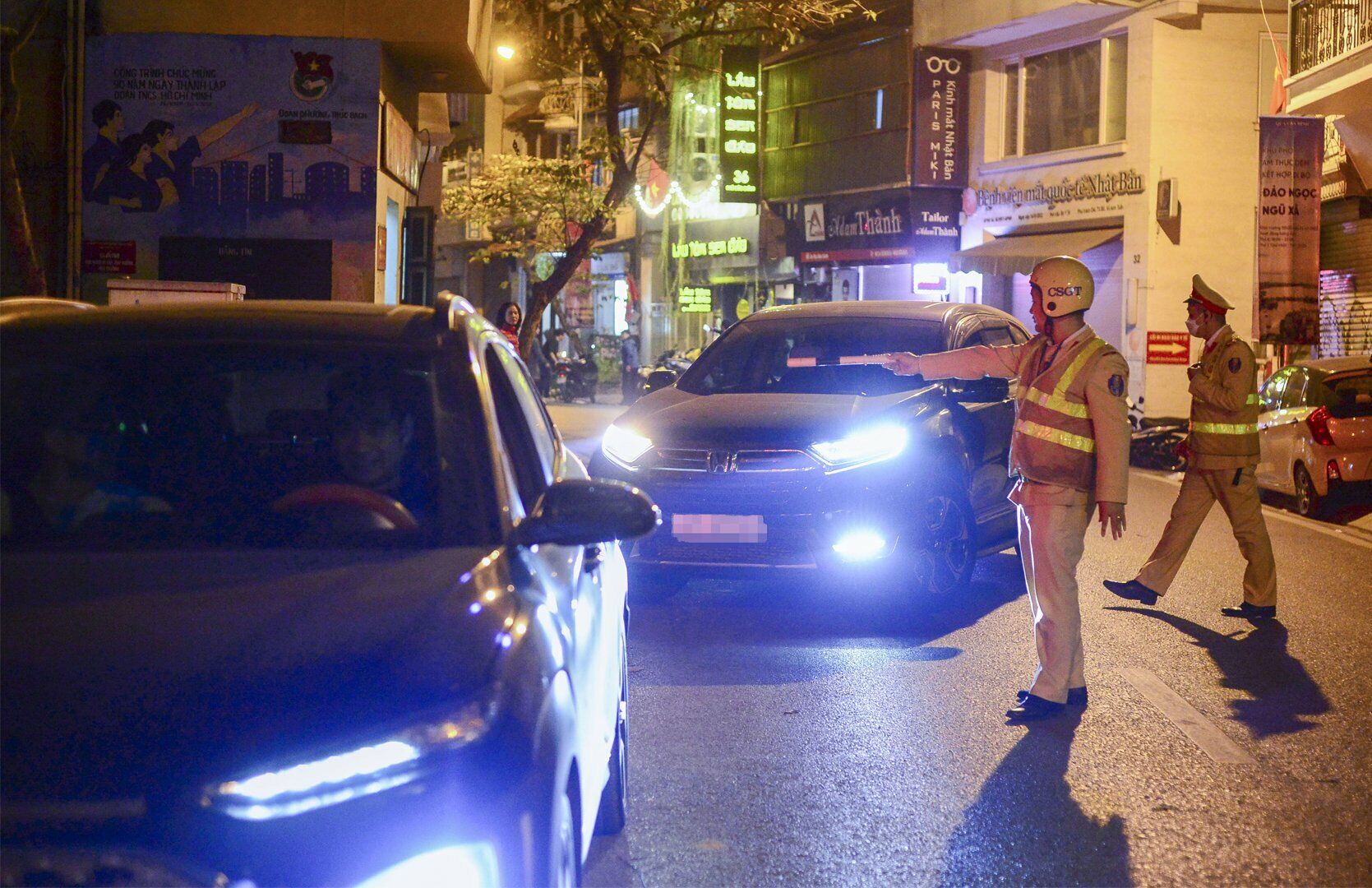 Thiếu t&aacute; Ng&ocirc; L&ecirc; Tuấn Anh,Ph&oacute; Đội trưởng Đội CSGT - trật tự, C&ocirc;ng an quận Ba Đ&igrave;nh cho biết, C&ocirc;ng an quận Ba Đ&igrave;nh đ&atilde; v&agrave; đang phối hợp với c&aacute;c lực lượng để tăng cường xử l&yacute; người điều khiển phương tiện giao th&ocirc;ng vi phạm nồng độ cồn.