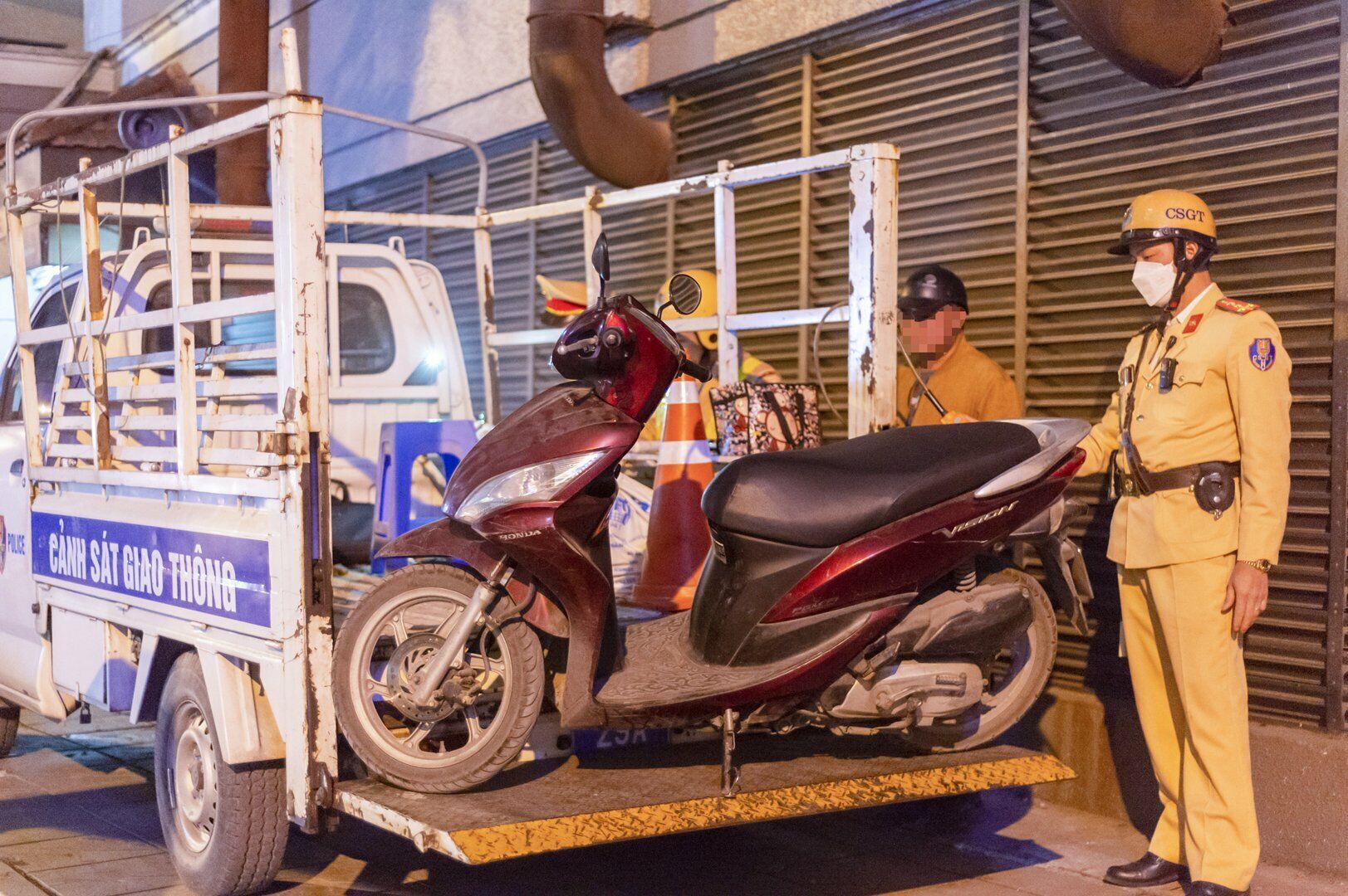 "Đội CSGT quận hiện nay mỗi ng&agrave;y sẽ c&oacute; &iacute;t nhất 2 Tổ c&ocirc;ng t&aacute;c chuy&ecirc;n đề về kiểm tra nồng độ cồn. Trong qu&aacute; tr&igrave;nh kiểm tra, lực lượng chức năng sẽ chọn những tuyến phố c&oacute; nhiều nh&agrave; h&agrave;ng, qu&aacute;n ăn để ph&aacute;t hiện nhiều vi phạm", &ocirc;ng Tuấn Anh n&oacute;i.