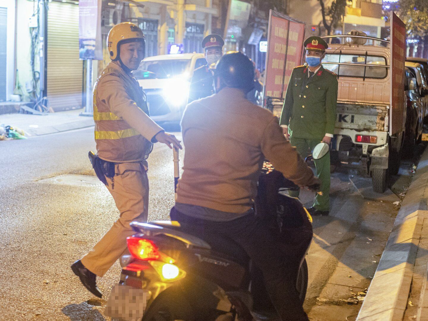 Cũng theo Thiếu t&aacute; Ng&ocirc; L&ecirc; Tuấn, việc xử l&yacute; vi phạm giao th&ocirc;ng n&oacute;i chung v&agrave; vi phạm về nồng độ cồn n&oacute;i ri&ecirc;ng sẽ được thực hiện nghi&ecirc;m minh, kh&ocirc;ng chịu t&aacute;c động của bất kỳ sự can thiệp n&agrave;o.