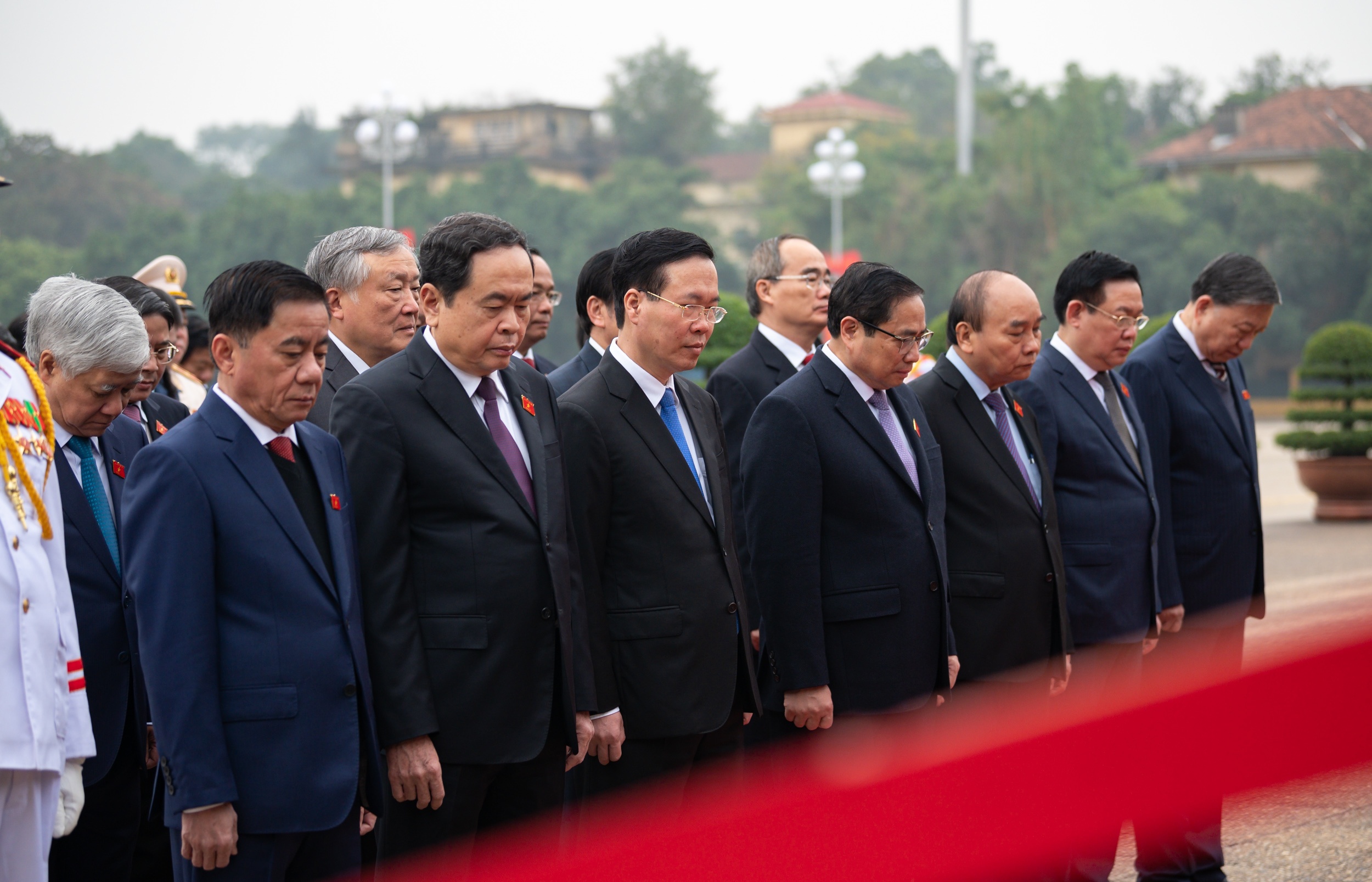 C&aacute;c đồng ch&iacute; l&atilde;nh đạo Đảng, Nh&agrave; nước, c&aacute;c đại biểu Quốc hội k&iacute;nh cẩn nghi&ecirc;ng m&igrave;nh, tỏ l&ograve;ng biết ơn v&ocirc; hạn, l&ograve;ng th&agrave;nh k&iacute;nh tưởng nhớ c&ocirc;ng lao to lớn của Chủ tịch Hồ Ch&iacute; Minh đối với sự nghiệp đấu tranh giải ph&oacute;ng d&acirc;n tộc, thống nhất đất nước, x&acirc;y dựng Tổ quốc Việt Nam x&atilde; hội chủ nghĩa h&ograve;a b&igrave;nh, độc lập, thống nhất.