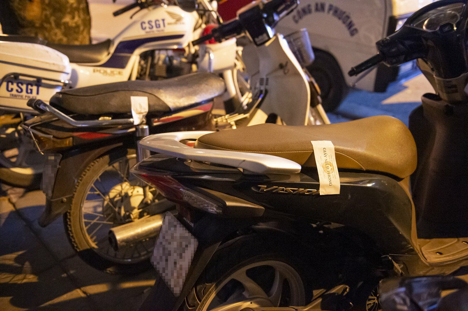 Trao đổi với PV B&aacute;o Giao th&ocirc;ng anh H. cho biết, do nể bạn b&egrave; n&ecirc;n đ&atilde; uống 1 cốc bia. Khi được th&ocirc;ng b&aacute;o với lỗi n&agrave;y sẽ bị phạt 2,5 triệu đồng v&agrave; tước GPLX từ 10-12 th&aacute;ng, anh H. rất hối hận.