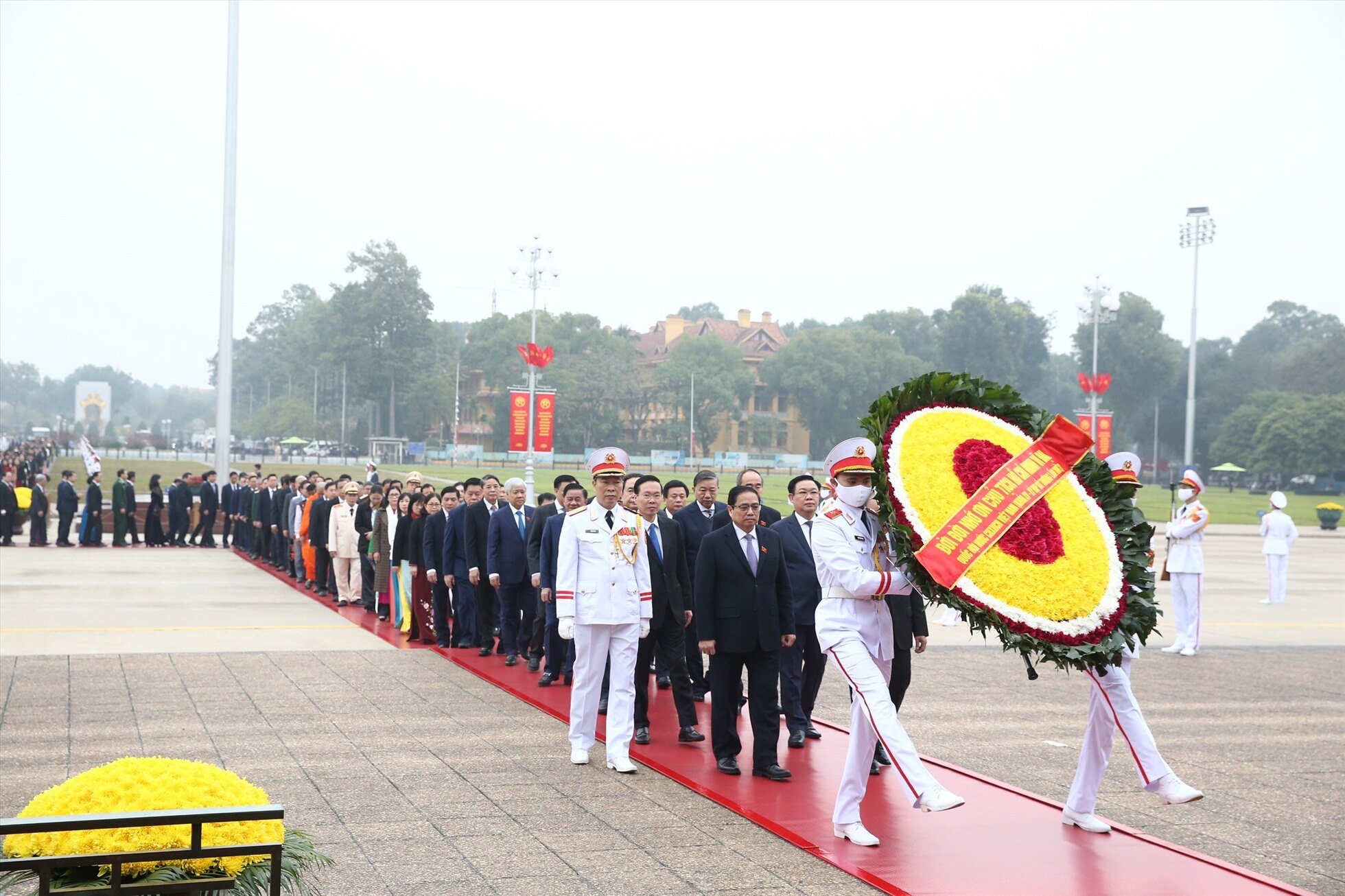 S&aacute;ng nay (5/1), tại H&agrave; Nội, khai mạc kỳ họp bất thường lần thứ 2, Quốc hội kh&oacute;a XV. Trước giờ khai mạc, c&aacute;c đại biểu Quốc hội đ&atilde; đến đặt v&ograve;ng hoa v&agrave; v&agrave;o Lăng viếng Chủ tịch Hồ Ch&iacute; Minh. V&ograve;ng hoa của đo&agrave;n mang d&ograve;ng chữ: "Đời đời nhớ ơn Chủ tịch Hồ Ch&iacute; Minh vĩ đại".