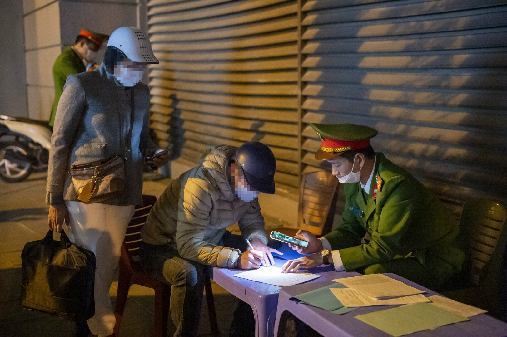 "V&igrave; nể bạn b&egrave; n&ecirc;n t&ocirc;i đ&atilde; uống một cốc bia, kh&ocirc;ng ngờ bị phạt nặng như thế. T&ocirc;i cảm thấy rất hối hận v&igrave; kh&ocirc;ng cương quyết từ chối lời mời của bạn b&egrave;", anh H. n&oacute;i.