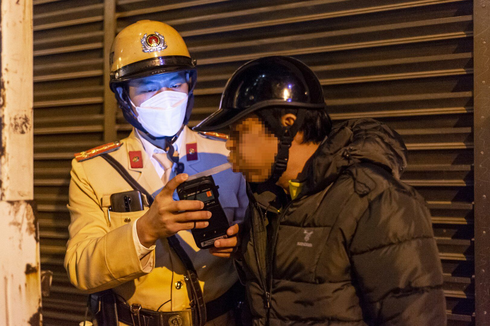 V&agrave;i ph&uacute;t sau, Tổ c&ocirc;ng t&aacute;c tiếp tục ph&aacute;t hiện người đ&agrave;n &ocirc;ng t&ecirc;n T. đi xe Vespa BKS 29F1-623.XX c&oacute; biểu hiện say rượu, bia n&ecirc;n đ&atilde; ra t&iacute;n hiệu dừng xe v&agrave; kiểm tra nồng độ cồn.