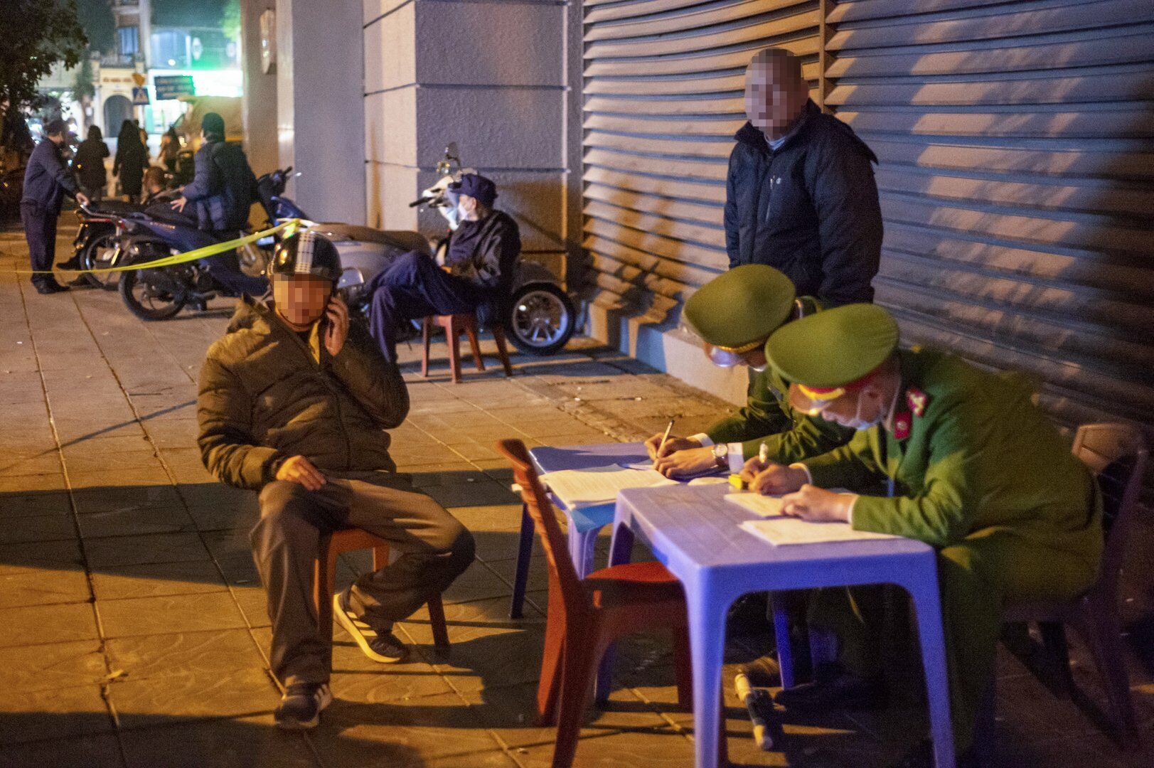 Sau khi c&oacute; kết quả đo nồng độ cồn, t&agrave;i xế T. li&ecirc;n tục gọi người th&acirc;n ra để "cầu cứu". Sau đ&oacute;, c&oacute; một người đ&agrave;n &ocirc;ng tự xưng l&agrave; bạn th&acirc;n của &ocirc;ng H. đến gặp Tổ c&ocirc;ng t&aacute;c xin "giải quyết nhanh", tuy nhi&ecirc;n lời đề nghị n&agrave;y đ&atilde; bị Tổ c&ocirc;ng t&aacute;c từ chối.