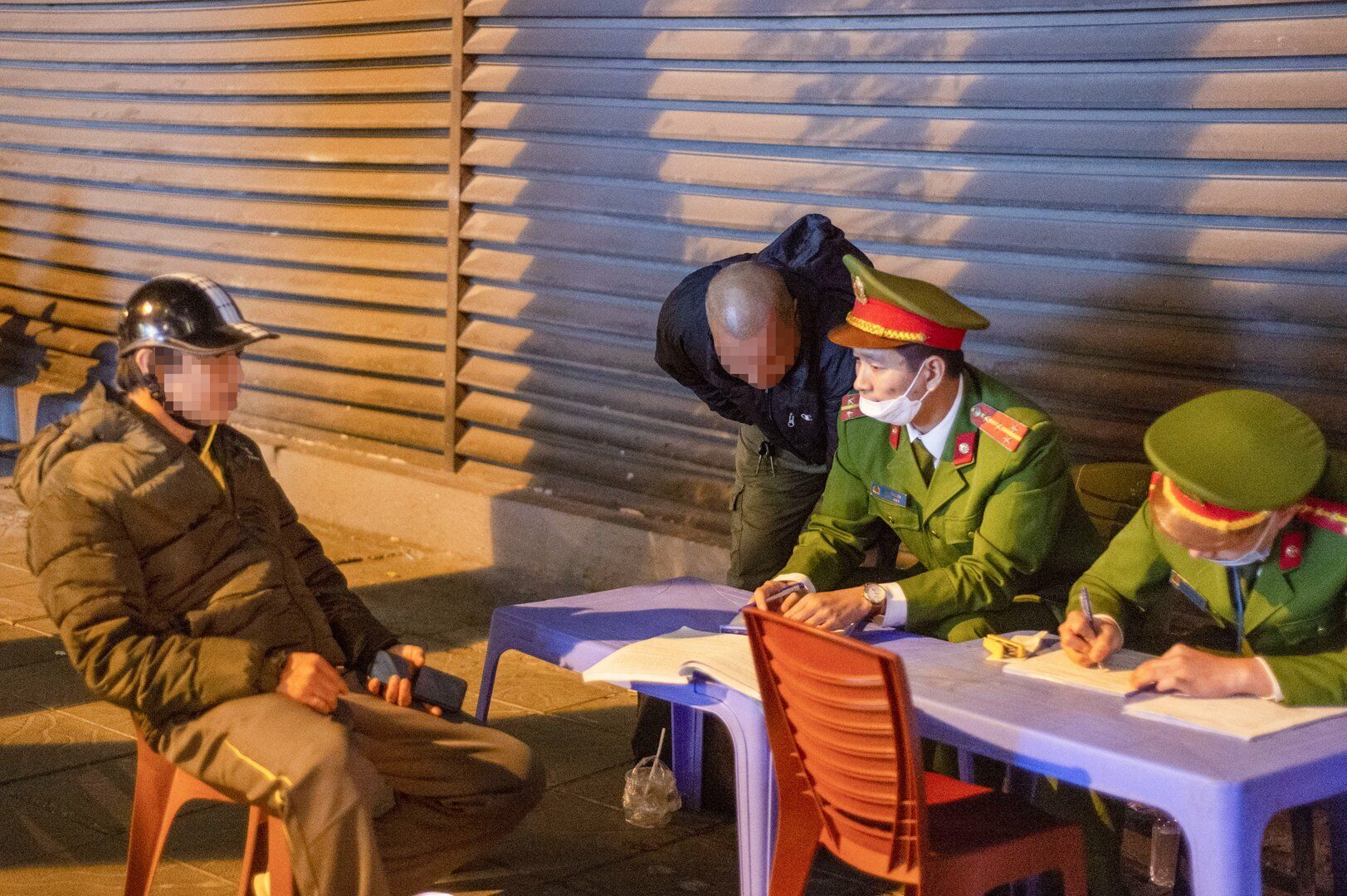 Với mức vi phạm n&agrave;y, &ocirc;ng H., đ&atilde; bị tạm giữ phương tiện, bị phạt tiền từ 4-5 triệu đồng v&agrave; bị tước GPLX từ 16-18 th&aacute;ng.