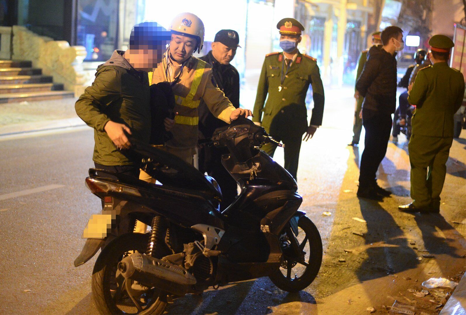 Cũng trong đ&ecirc;m 4/1, Tổ c&ocirc;ng t&aacute;c cũng ph&aacute;t hiện nhiều người điều khiển phương tiện giao th&ocirc;ng vi phạm nồng độ cồn. Trong đ&oacute; c&oacute; người đ&agrave;n &ocirc;ng điều khiển xe m&aacute;y BKS 30H1-26.XX vi phạm ở mức 0,7 miligam/l&iacute;t kh&iacute; thở, gần gấp đ&ocirc;i mức kịch khung xử phạt theo Nghị định 100/2019/NĐ-CP l&agrave; 0.4 miligam/l&iacute;t kh&iacute; thở.