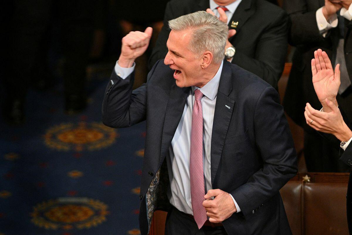 S&aacute;ng sớm 7/1, giờ địa phương,&nbsp;Nghị sĩ đảng Cộng ho&agrave; Kevin McCarthy, 57 tuổi cuối c&ugrave;ng đ&atilde; gi&agrave;nh chiến thắng trong cuộc đua v&agrave;o vị tr&iacute; Chủ tịch Hạ viện Mỹ sau 15 v&ograve;ng bỏ phiếu được đ&aacute;nh gi&aacute; l&agrave; &ldquo;dở kh&oacute;c dở cười&rdquo;. Ảnh - Reuters