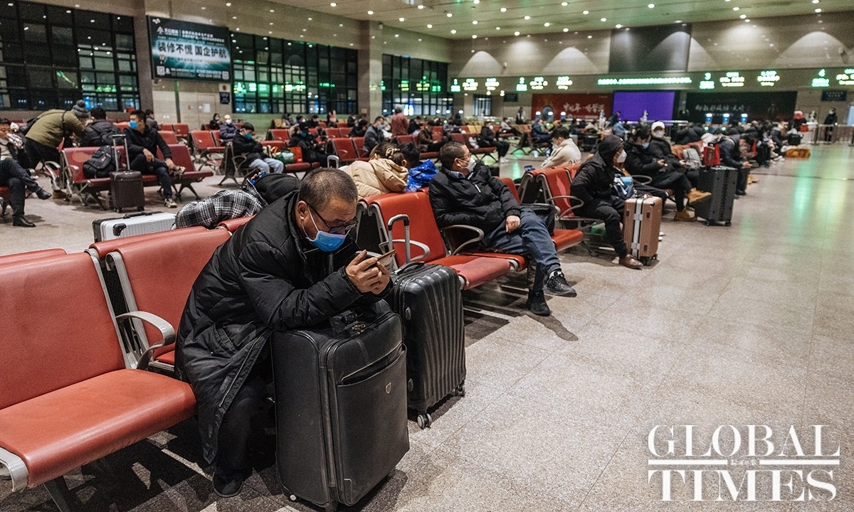 Người dân ngồi chờ tại sân ga Tây Bắc Kinh chuẩn bị về nhà đón tết Quý Mão 2023.